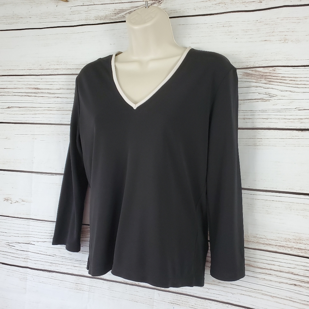 DKNY | V-Neck 3/4 Sleeve Top w White Trim - Picture 3 of 6